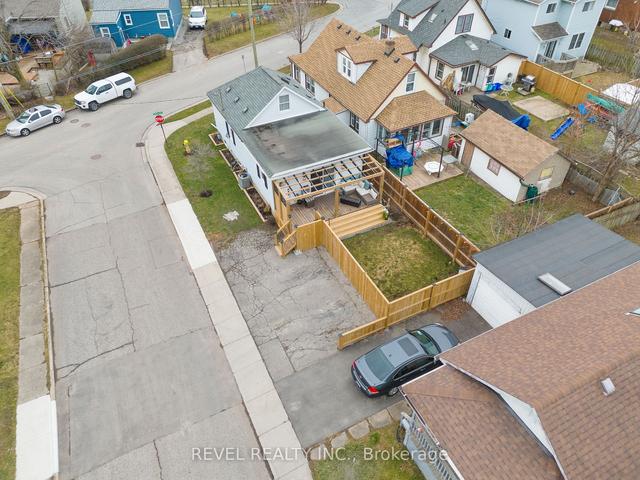 11 Delaware St, House detached with 2 bedrooms, 2 bathrooms and 2 parking in St. Catharines ON | Image 24