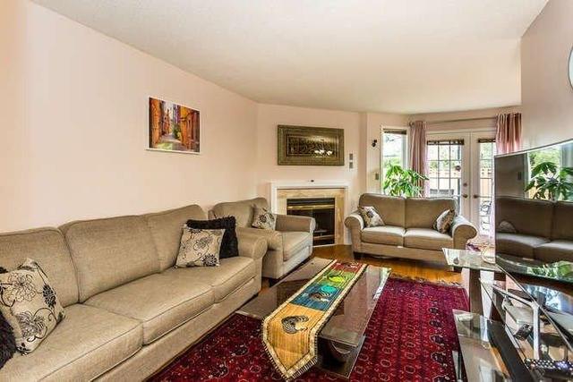17 - 1 Royalwood Crt, Townhouse with 2 bedrooms, 3 bathrooms and 1 parking in Hamilton ON | Image 5