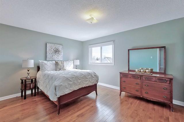 215 Surgeoner Cres, House detached with 3 bedrooms, 4 bathrooms and 5 parking in Newmarket ON | Image 4