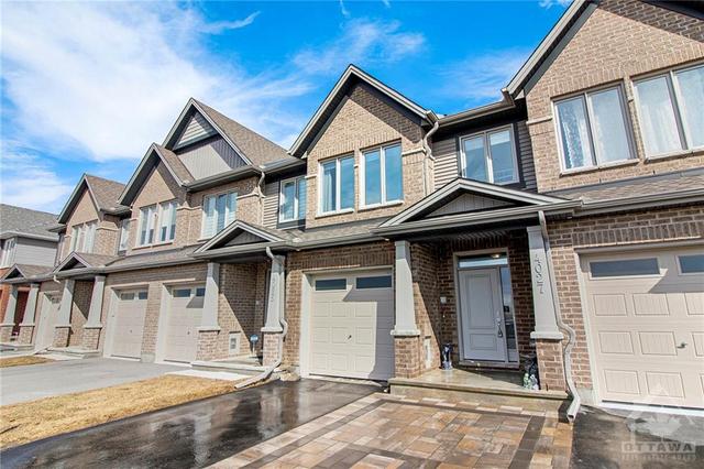 4027 Kelly Farm Drive, Townhouse with 3 bedrooms, 3 bathrooms and 2 parking in Ottawa ON | Image 2