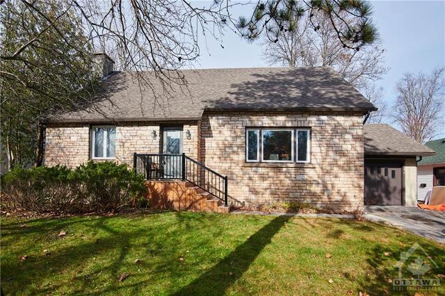 341 Cunningham Avenue, House detached with 3 bedrooms, 2 bathrooms and 3 parking in Ottawa ON | Image 1