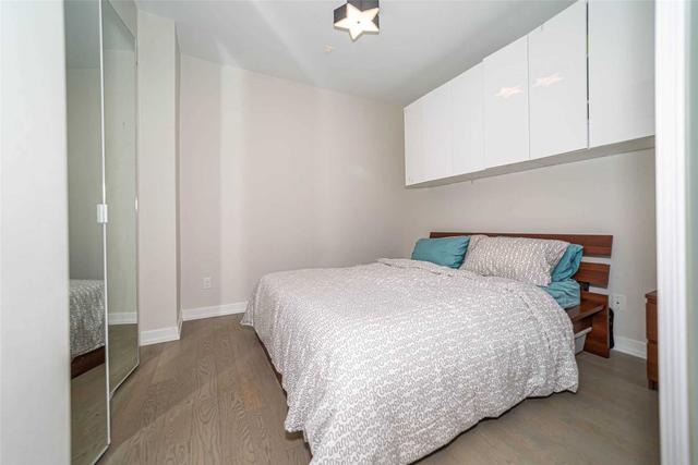 417 - 377 Madison Ave, Condo with 2 bedrooms, 2 bathrooms and 1 parking in Toronto ON | Image 2