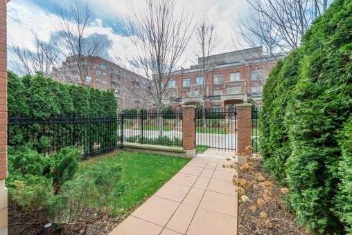 th 8 - 21 Burkebrook Pl, Townhouse with 3 bedrooms, 3 bathrooms and 2 parking in Toronto ON | Image 3