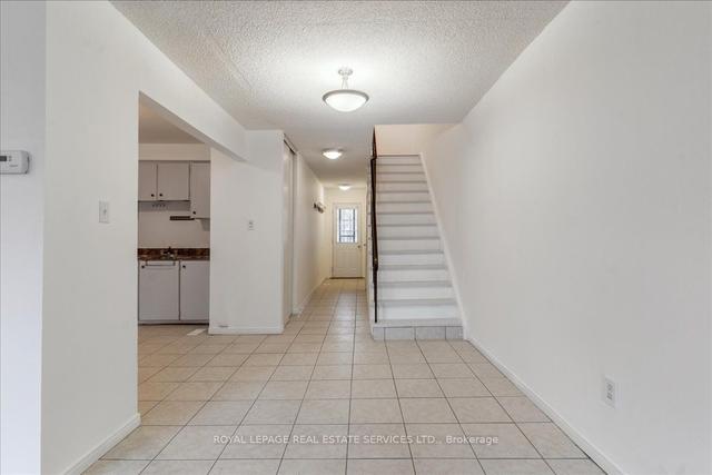55 - 56 Collins Cres N, Townhouse with 3 bedrooms, 2 bathrooms and 2 parking in Brampton ON | Image 6