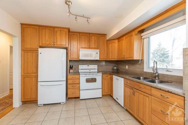 2574 Needham Crescent, House detached with 3 bedrooms, 2 bathrooms and 4 parking in Ottawa ON | Image 10