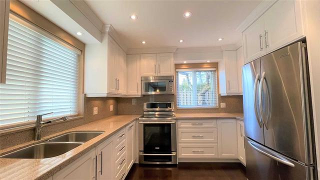 7 Hoseyhill Cres, House detached with 5 bedrooms, 3 bathrooms and 4 parking in Toronto ON | Image 3