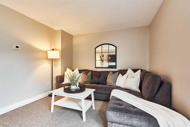 68 Parklane Circ, Townhouse with 3 bedrooms, 1 bathrooms and 3 parking in Clarington ON | Image 31