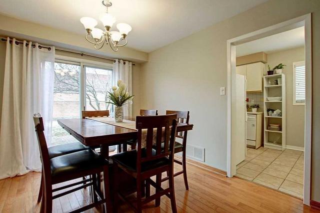 66 Dumfries Ave, House attached with 3 bedrooms, 3 bathrooms and 3 parking in Brampton ON | Image 3