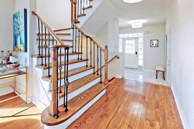 890 Oaktree Cres, House semidetached with 3 bedrooms, 4 bathrooms and 5 parking in Newmarket ON | Image 2
