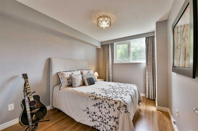 212 - 250 Scarlett Rd, Condo with 2 bedrooms, 2 bathrooms and 1 parking in Toronto ON | Image 6