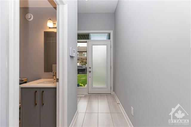 502 Featherfoil Way, Townhouse with 3 bedrooms, 3 bathrooms and 2 parking in Ottawa ON | Image 3