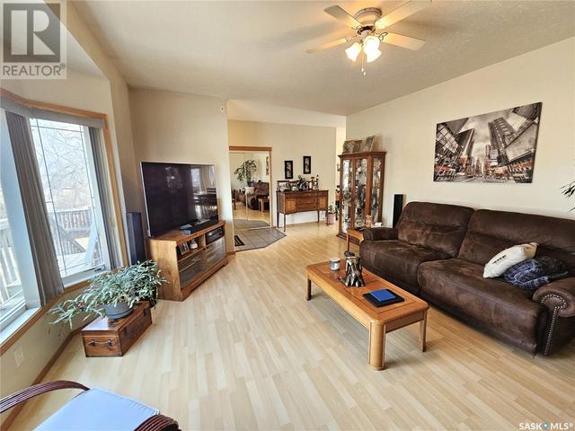 302 Centre Avenue, House detached with 4 bedrooms, 3 bathrooms and null parking in Meadow Lake SK | Image 3