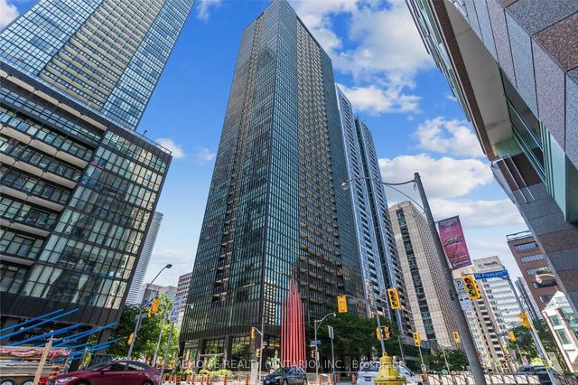 3906 - 110 Charles St E, Condo with 2 bedrooms, 2 bathrooms and 1 parking in Toronto ON | Image 9