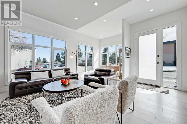 3604 28 Avenue Sw, House semidetached with 4 bedrooms, 3 bathrooms and 2 parking in Calgary AB | Image 2