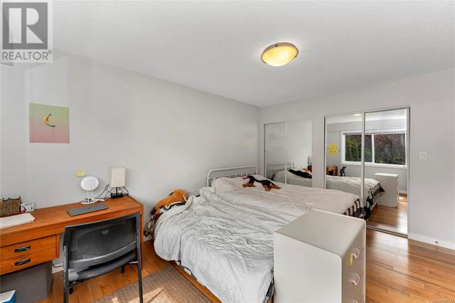 4261 Thornhill Cres, House detached with 5 bedrooms, 3 bathrooms and 6 parking in Saanich BC | Image 16