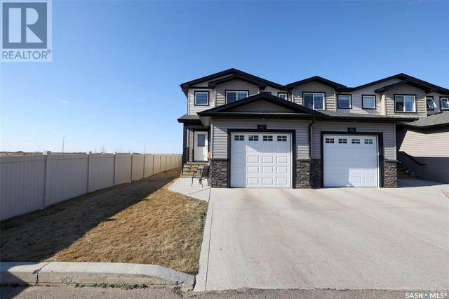 601 - 2 Savanna Crescent, House attached with 3 bedrooms, 4 bathrooms and null parking in Pilot Butte SK | Image 2