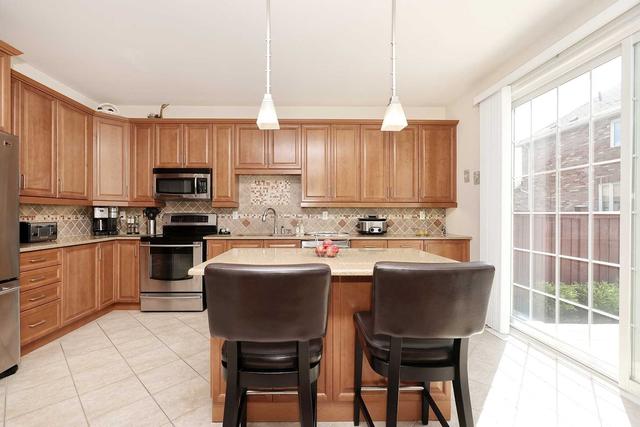 7314 Saint Barbara Blvd, House detached with 4 bedrooms, 3 bathrooms and 6 parking in Mississauga ON | Image 5