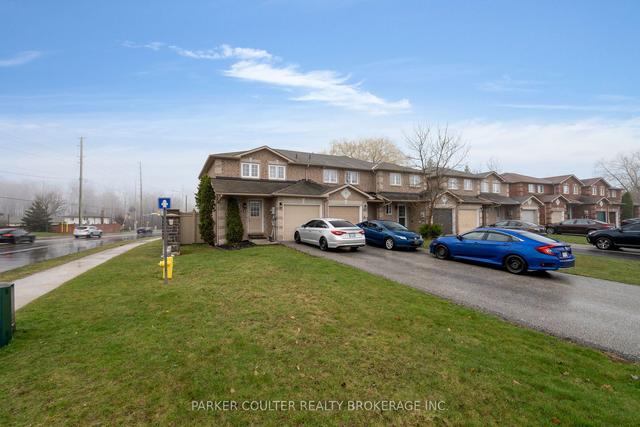 1 Mccausland Crt, House attached with 3 bedrooms, 3 bathrooms and 2 parking in Barrie ON | Image 11