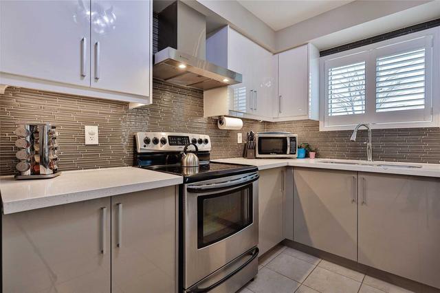40 Isa Crt, House semidetached with 3 bedrooms, 3 bathrooms and 4 parking in Vaughan ON | Image 3