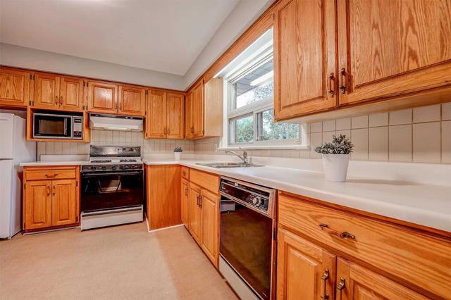 26 Baleberry Cres, House detached with 3 bedrooms, 2 bathrooms and 3 parking in Toronto ON | Image 3