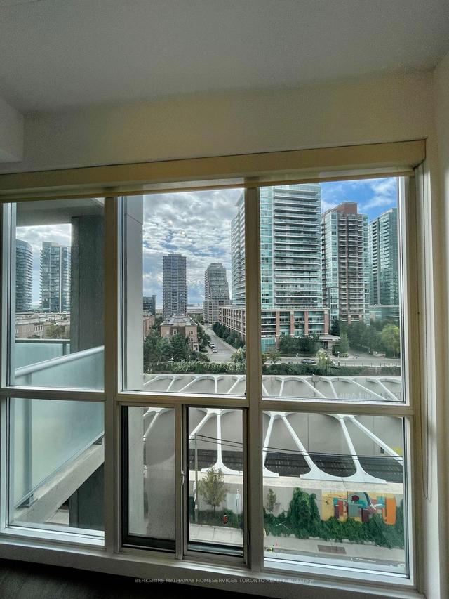 821 - 1 Shaw St, Condo with 1 bedrooms, 1 bathrooms and 0 parking in Toronto ON | Image 2