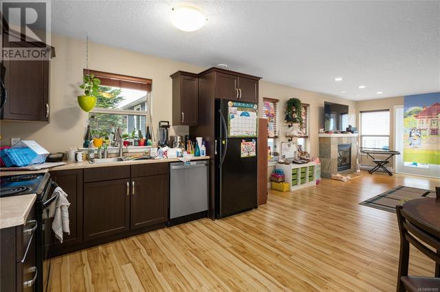 Main Kitchen & Living Area | Image 7