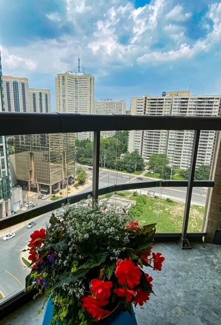 2002 - 156 Enfield Pl, Condo with 2 bedrooms, 1 bathrooms and 1 parking in Mississauga ON | Image 2