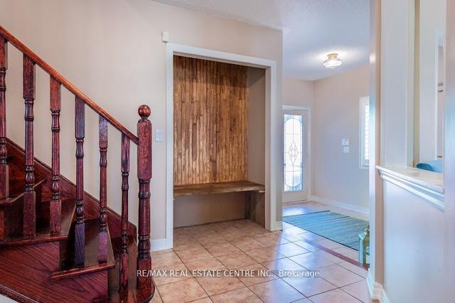 925 Knotty Pine Grve, House detached with 4 bedrooms, 3 bathrooms and 6 parking in Mississauga ON | Image 2