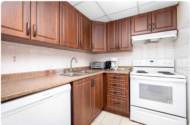 115 Hillcrest Ave, Condo with 2 bedrooms, 2 bathrooms and 1 parking in Mississauga ON | Image 8