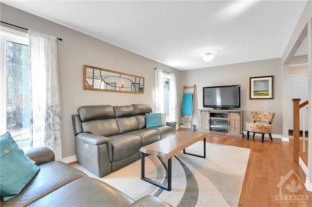 5452 Woodeden Drive, House detached with 3 bedrooms, 3 bathrooms and 4 parking in Ottawa ON | Image 9