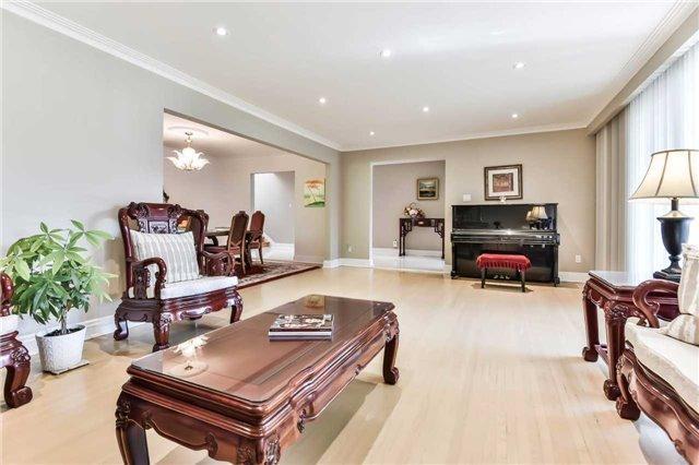 6 Restwell Cres, House detached with 4 bedrooms, 3 bathrooms and 4 parking in Toronto ON | Image 5
