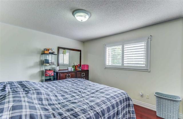 5825 Sidmouth St, House detached with 2 bedrooms, 2 bathrooms and 3 parking in Mississauga ON | Image 3
