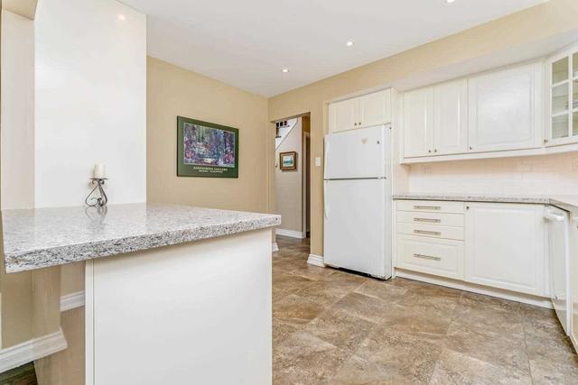 15 Metcalfe Crt, House detached with 4 bedrooms, 3 bathrooms and 3 parking in Halton Hills ON | Image 2