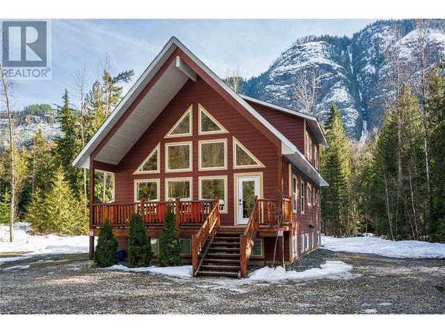 3299 Loschinski Road, House detached with 6 bedrooms, 3 bathrooms and null parking in Columbia Shuswap B BC | Image 1