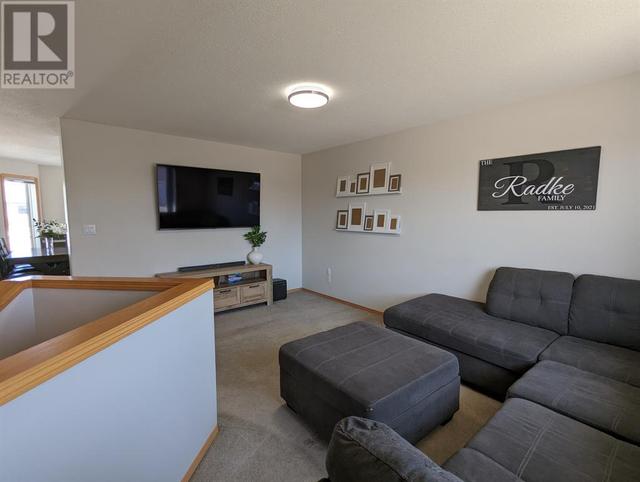 2304 7 Avenue Ne, House detached with 3 bedrooms, 2 bathrooms and 3 parking in Medicine Hat AB | Image 4