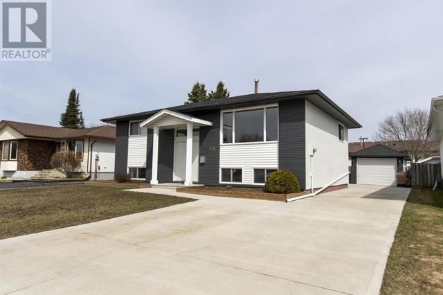 253 Sheridan Cres, House detached with 3 bedrooms, 2 bathrooms and null parking in Thunder Bay ON | Image 1