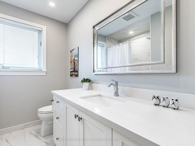 29 Castle Green Cres, House detached with 3 bedrooms, 3 bathrooms and 5 parking in Toronto ON | Image 14