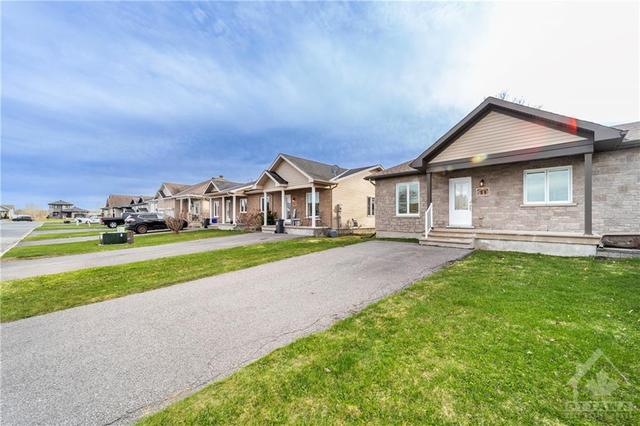 511 Ovana Crescent, Home with 2 bedrooms, 1 bathrooms and 2 parking in Alfred and Plantagenet ON | Image 3