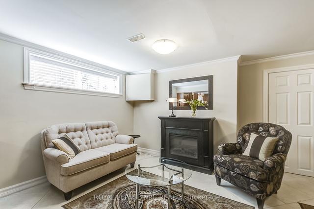 49 Graystone Gdns, House semidetached with 4 bedrooms, 3 bathrooms and 4 parking in Toronto ON | Image 27