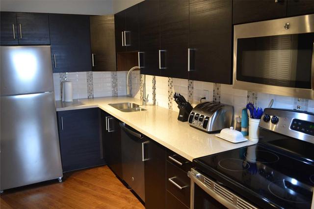 1205 - 150 Neptune Dr, Condo with 3 bedrooms, 2 bathrooms and 1 parking in Toronto ON | Image 3