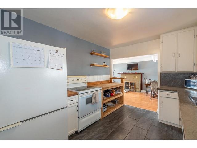 4003 27 Avenue, House detached with 3 bedrooms, 2 bathrooms and 1 parking in Vernon BC | Image 14