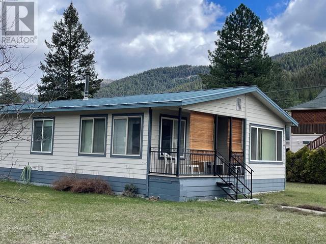 5834 3rd Street, House other with 2 bedrooms, 1 bathrooms and 1 parking in Kootenay Boundary E BC | Image 1