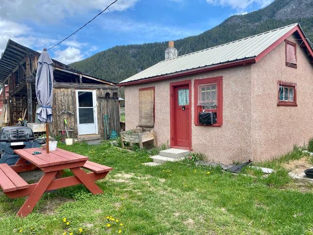 4512 48th Street, House detached with 2 bedrooms, 1 bathrooms and 6 parking in Central Kootenay B BC | Image 31