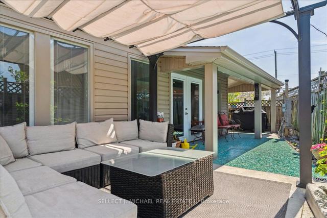 10 Lord Crt, House detached with 3 bedrooms, 4 bathrooms and 4 parking in Hamilton ON | Image 3