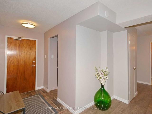 1203 - 1 Royal Orchard Blvd, Condo with 2 bedrooms, 2 bathrooms and 1 parking in Markham ON | Image 6