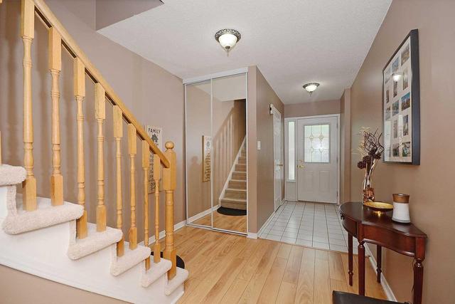 24 - 2004 Glenada Cres, Townhouse with 3 bedrooms, 3 bathrooms and 2 parking in Oakville ON | Image 3