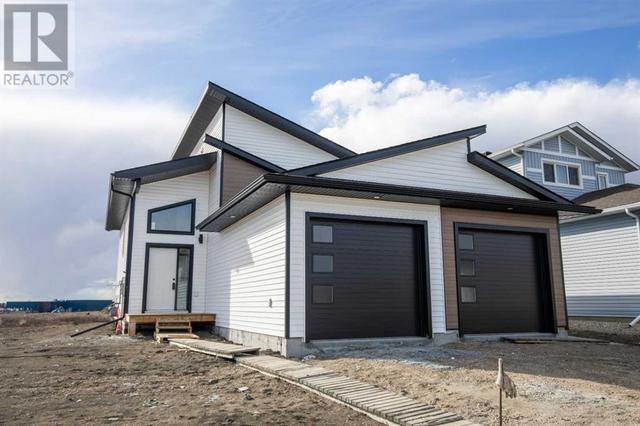10341 128 Avenue, House detached with 5 bedrooms, 3 bathrooms and 4 parking in Grande Prairie AB | Image 1