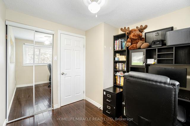 23 Hoskins Sq, House attached with 3 bedrooms, 2 bathrooms and 3 parking in Brampton ON | Image 19