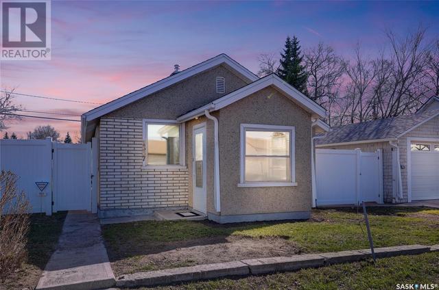 1337 Coteau Street W, House detached with 1 bedrooms, 1 bathrooms and null parking in Moose Jaw SK | Image 1