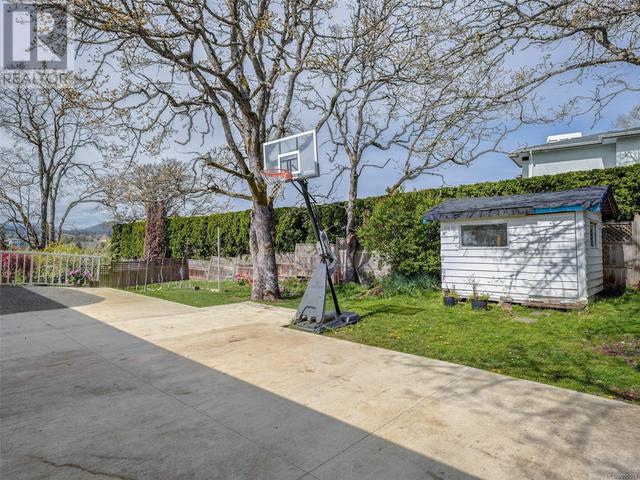 834 Maltwood Terr, House detached with 5 bedrooms, 4 bathrooms and 2 parking in Saanich BC | Image 30
